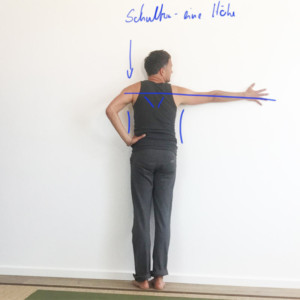 Yoga-Übungen für Schultern: Schulteröffnung an der Wand